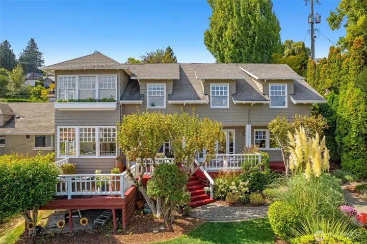 Set up off of the road this home has stunning views of Lake Washington, Bellevue and Mt. Rainier
