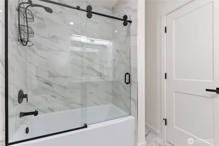 Full bath in 2nd primary bedroom