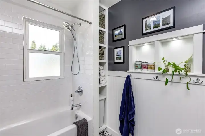 Great features in the Main bath!