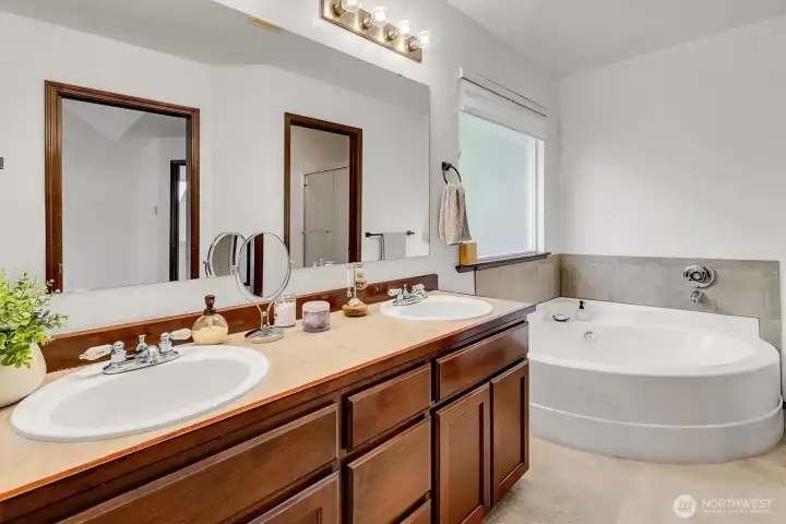 Ensuite 5-piece bath for primary bedroom