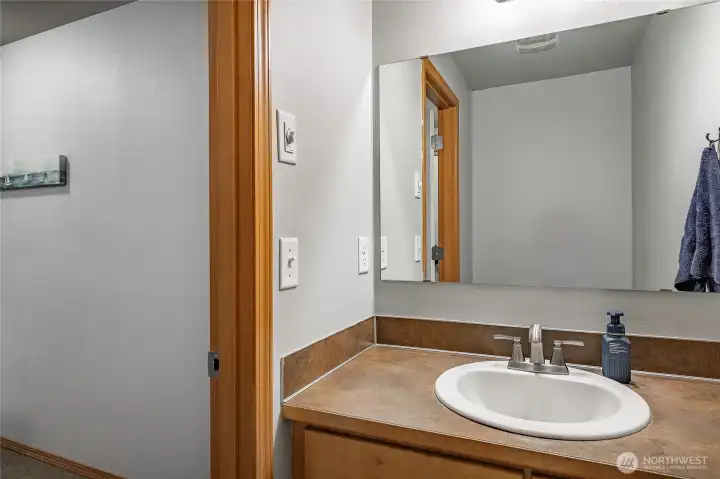 1/2 bath in entryway