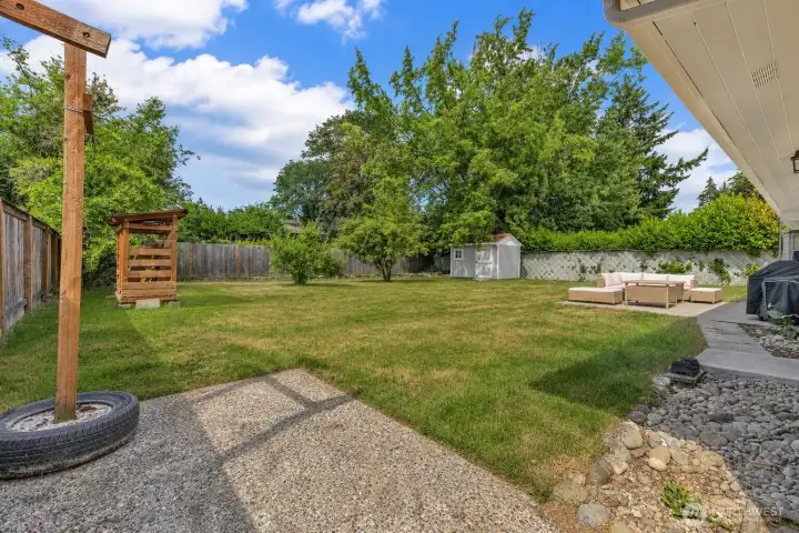 Large, flat & fully fenced yard