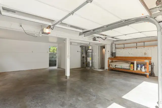 Massive 2+ garage with workbench and separate entrance (MIL option!).