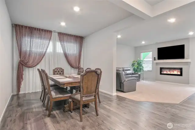Spacious and bright dinnig room