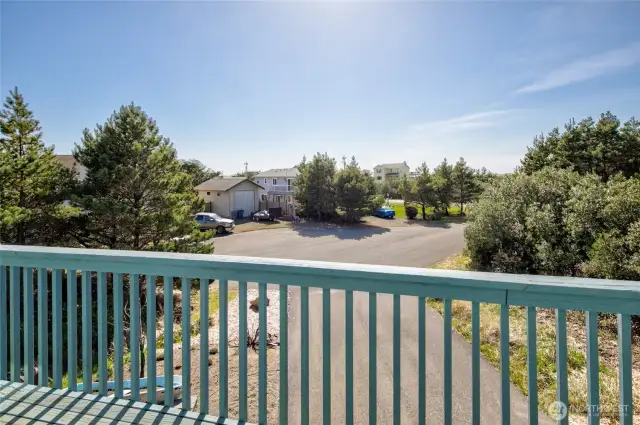 Peak a boo ocean view from 2nd floor deck