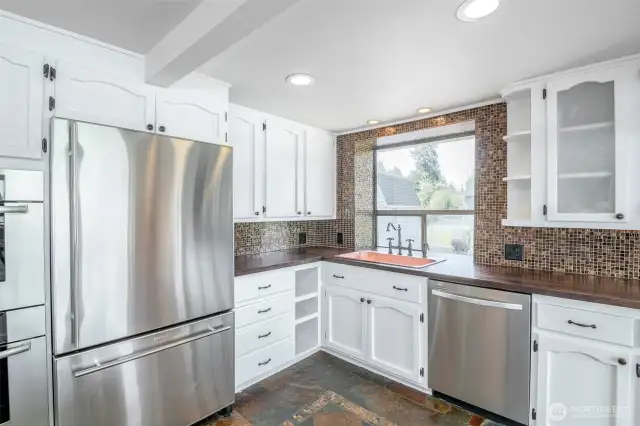 Bright kitchen with plenty of storage and work space