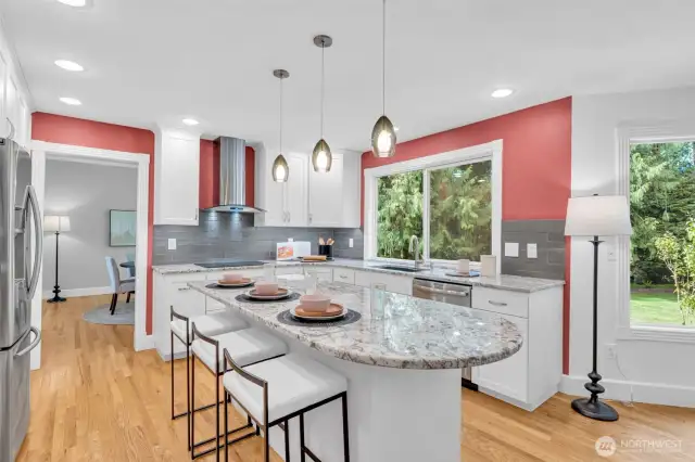 Large island! Ideal to cook, gather and entertain.