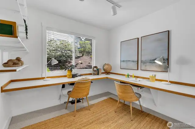 And more! An extra room, with built-in desk, ideal for your home management center!