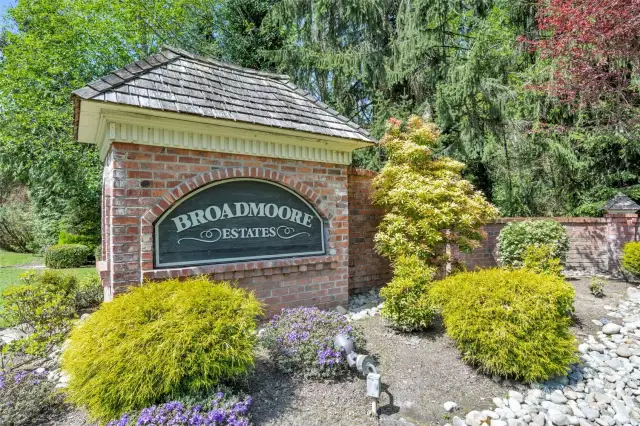 Coveted neighborhood, quiet and private and yet close to everything.