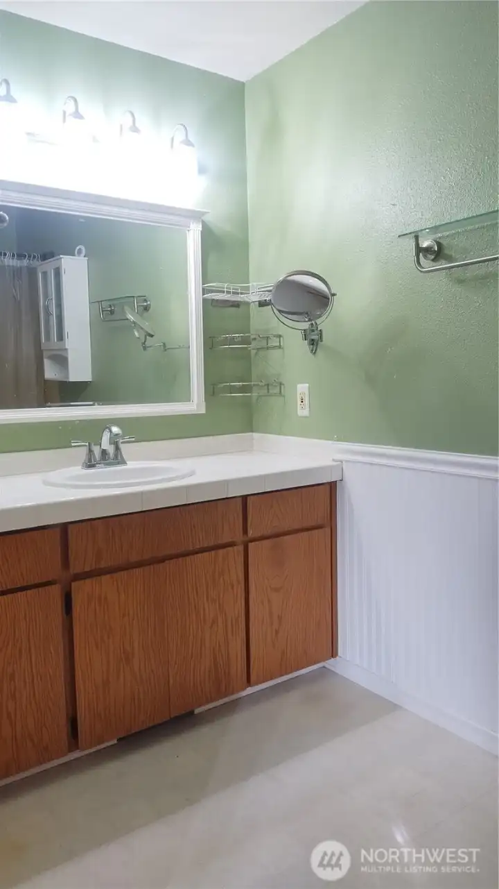 Full bath in primary bedroom