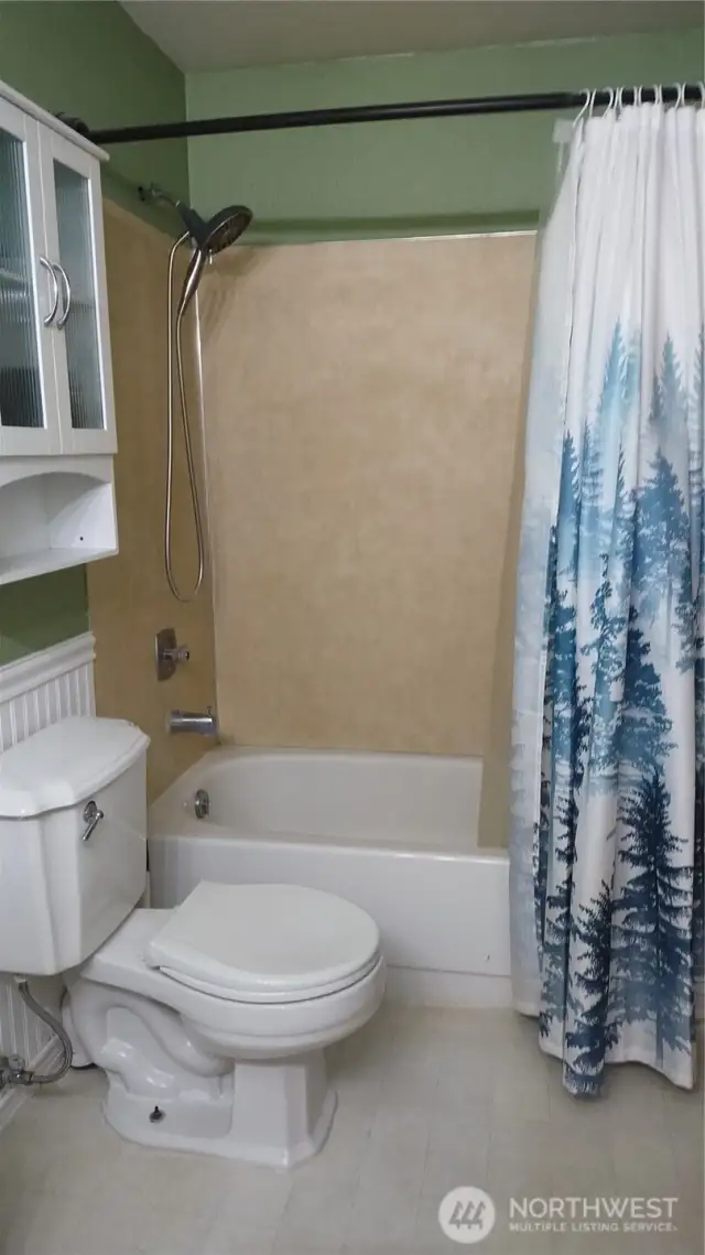 Full bathroom off primary bedroom