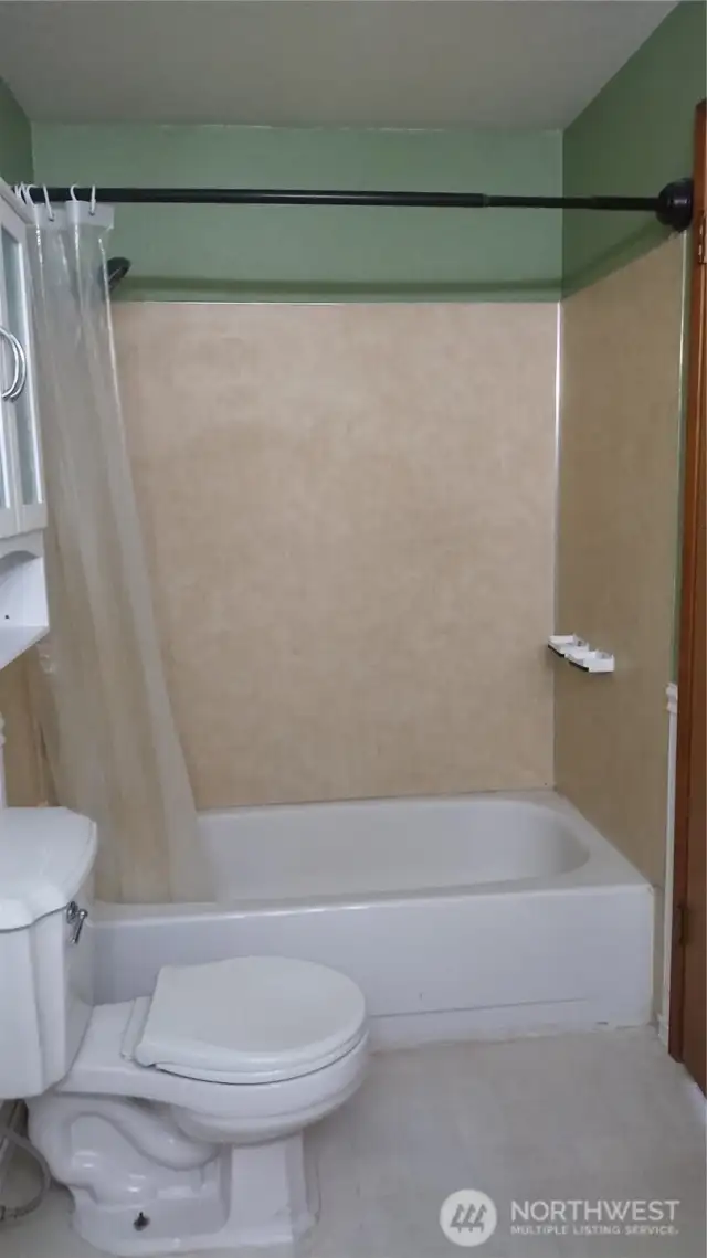 Full bath in primary bedroom
