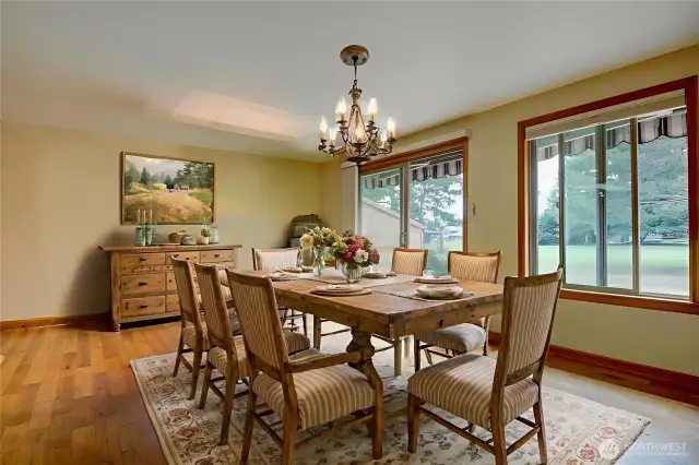 Dining   (Virtual Staging)