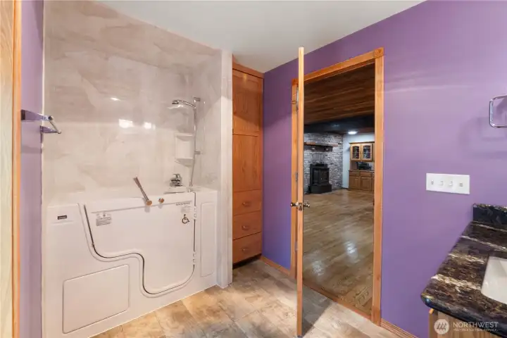 Walk in tub/shower