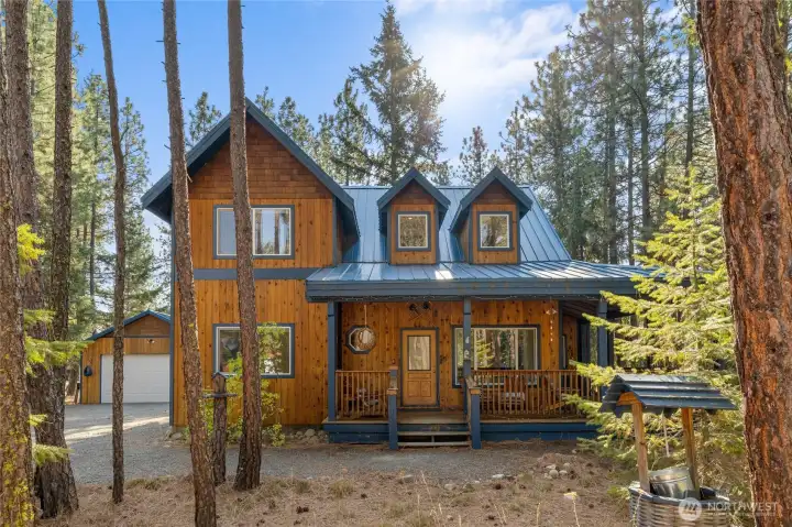 Cozy cabin retreat, nestled in the trees!