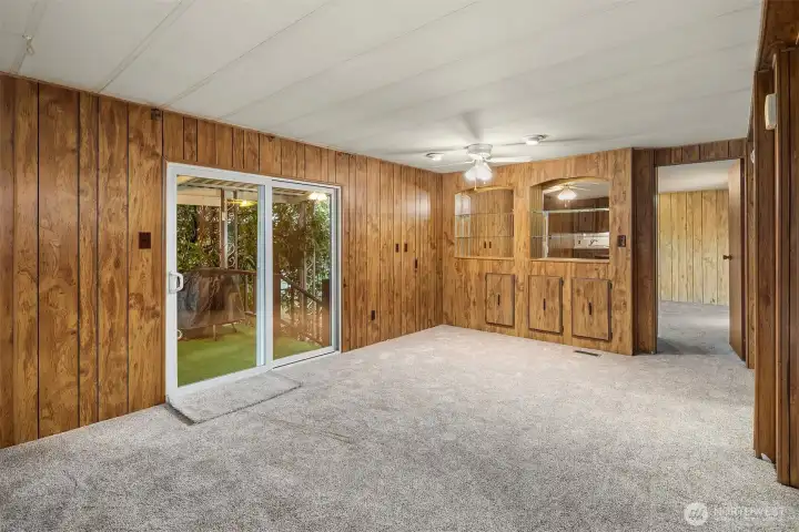 Spacious family room with new carpet