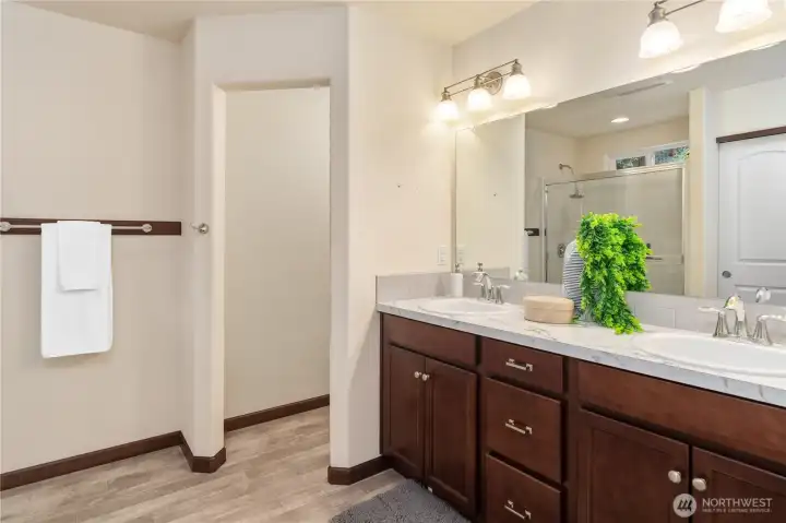 Primary bath with dual sinks