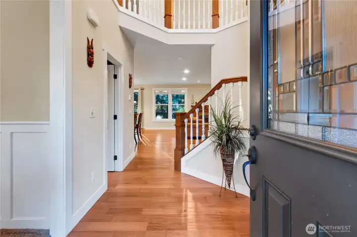 Grand open entryway with vaulted ceiling.