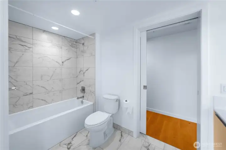 Full Bathroom Full Bathroom