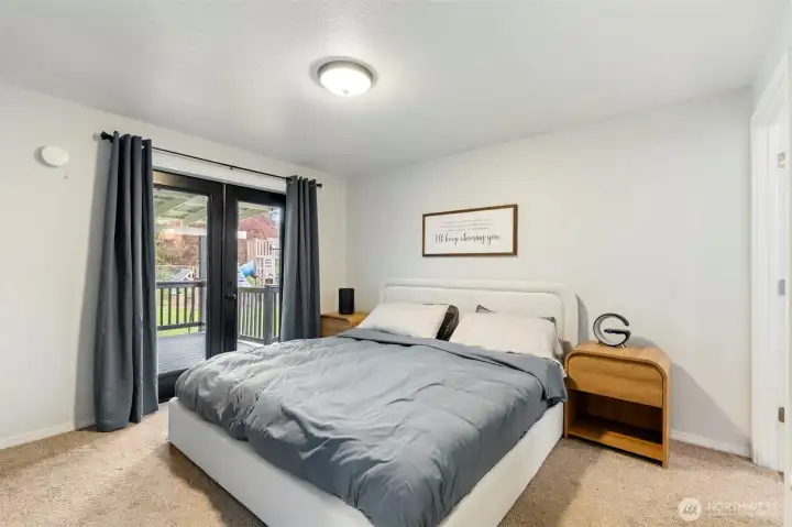 Master bedroom w/ access to backyard