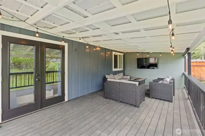 Covered Patio great for entertaining!