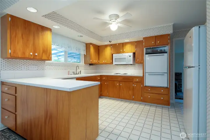 Kitchen with double ovens and breakfast bar