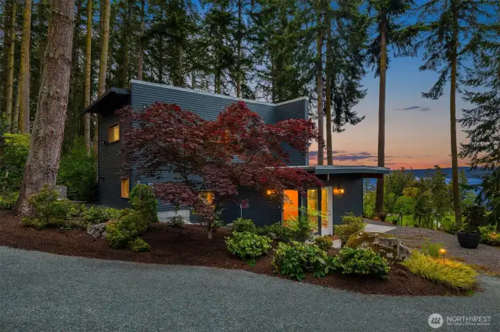 The celebrated “Dwell House,” privately set apart from the main residence, was featured in Dwell and on the Travel Channel for its striking modern waterfront design.