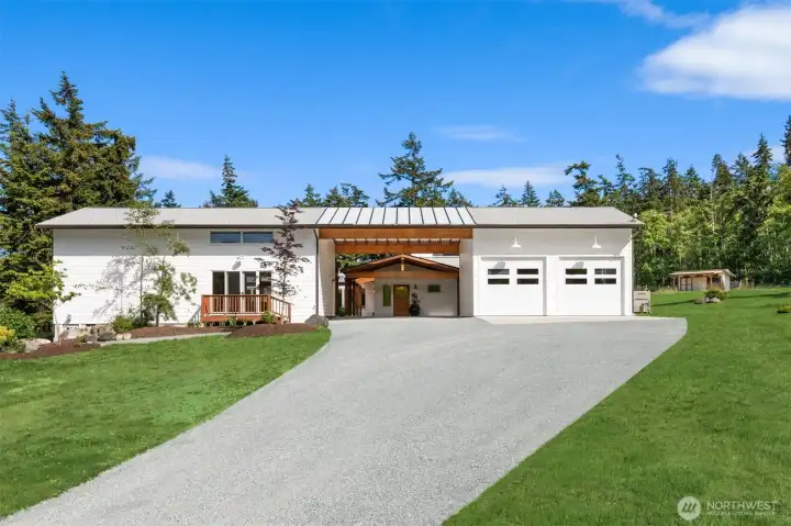 A long winding driveway meanders through rolling hillsides to the waterfront, while the fully fenced grounds offer exceptional privacy and tranquility.
