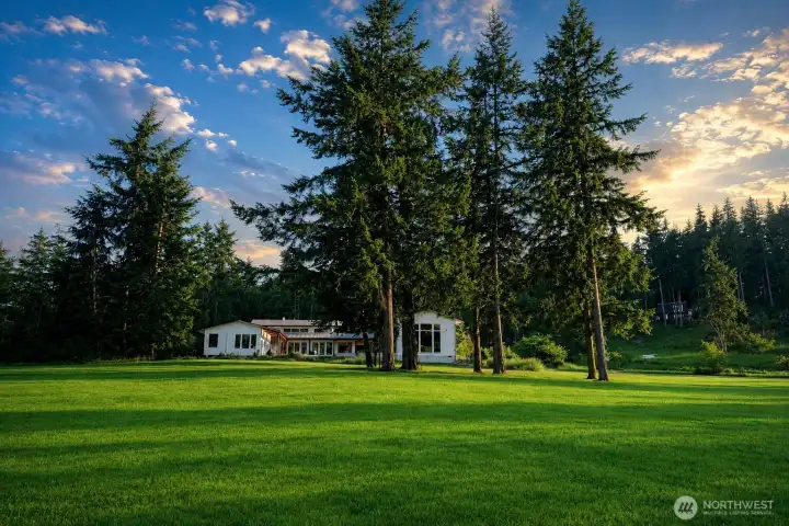 Fully fenced. Make it your mini farm on the water. Fully fenced. Make it your mini farm on the water.
