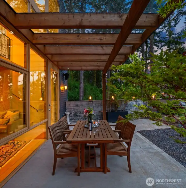 Ideal for multi-generational living, caretaker’s quarters, or a successful VRBO, this exceptional retreat offers the perfect way to spoil guests visiting the islands and experiencing waterfront living at its finest.