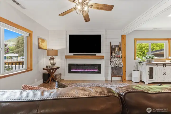 Bright and Cheery with Mountain Views.