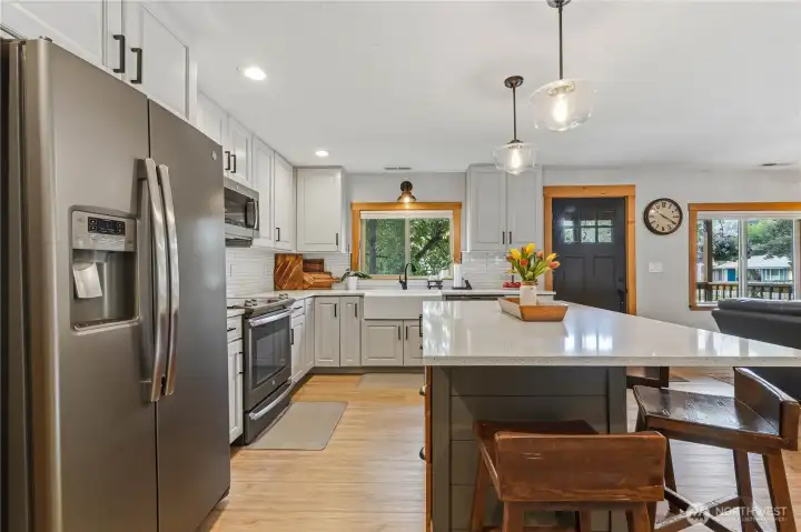 Quartz Counter Tops & Stainless Steel Appliances