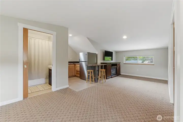 Apartment Above the Garage-Private Exterior Entrance