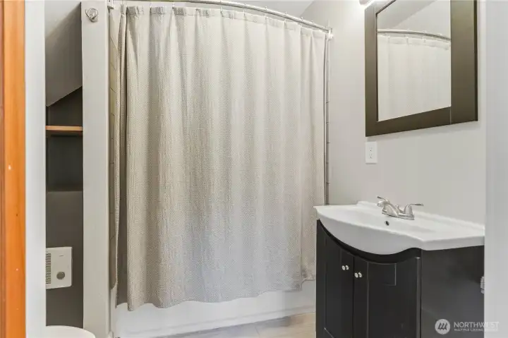 Apartment Full Bath