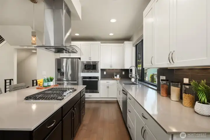 Lots of storage space in this kitchen - plenty of food prep space too Lots of storage space in this kitchen - plenty of food prep space too