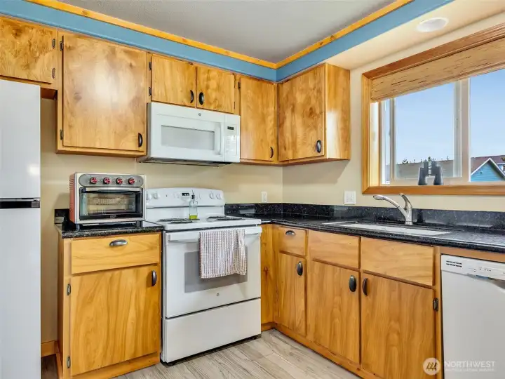 Lots of natural light in the well appointed kitchen. Lots of natural light in the well appointed kitchen.