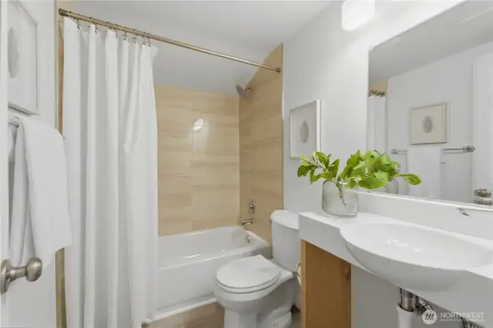 Upstairs full hall bath
