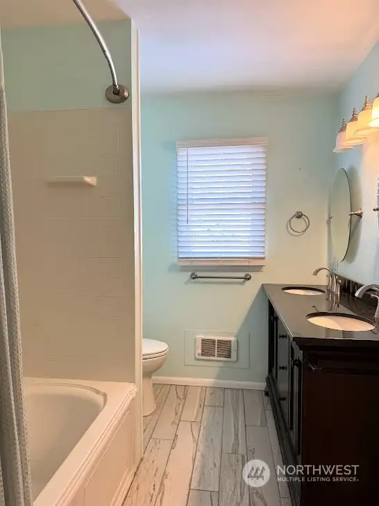 upstairs bath with double banity