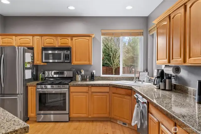 Wrap around kitchen with so much counter and cabinet space