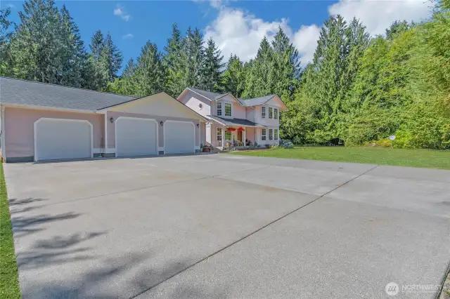 Huge Garage 1560 sq ft with 4 bays. Huge concrete slab to park or play