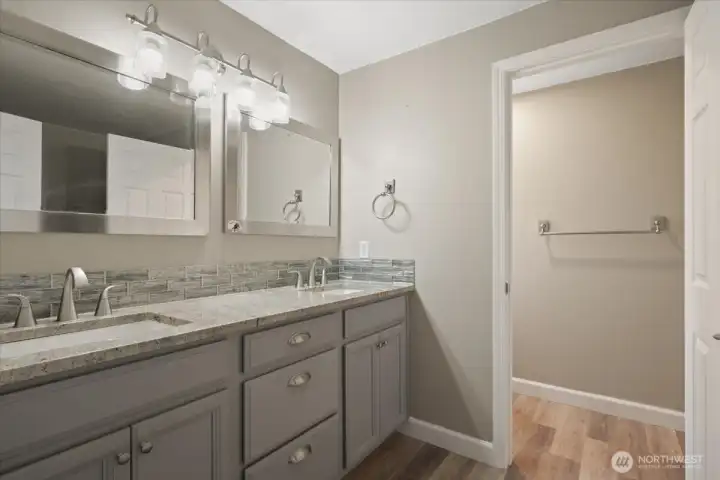 Primary en suite 5 piece bath