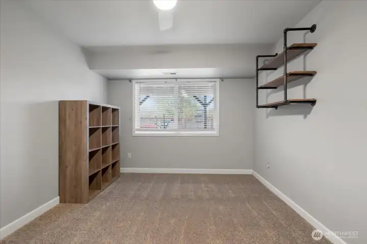 Flex space or 5th bedroom w/new carpet