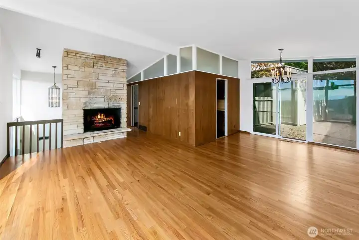 Livingroom with vaulted ceilings