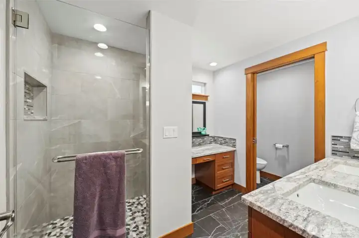 Main floor 3/4 bath with low/no sill shower