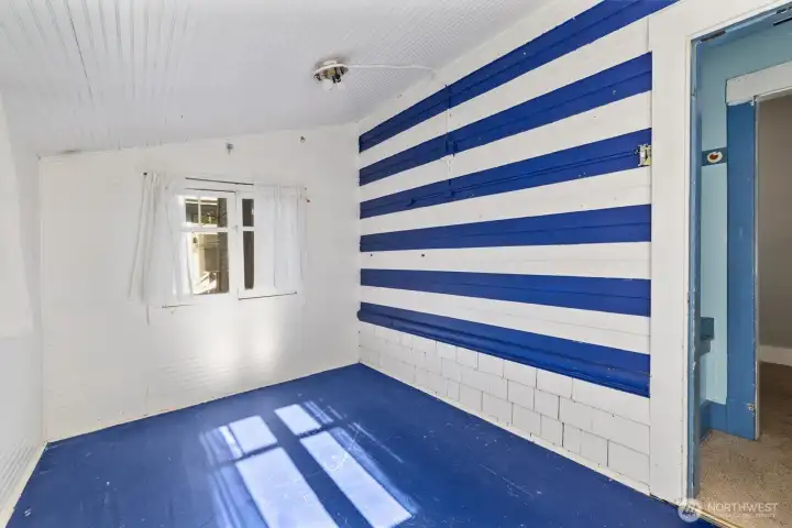 Gorgeous sunroom with lots of light