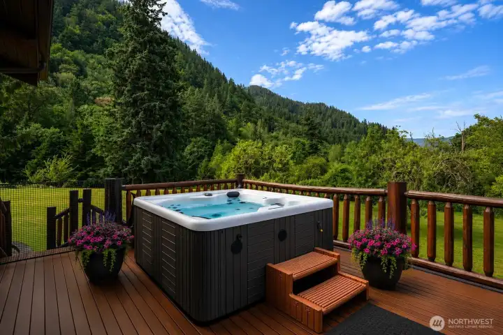 In the evening, unwind in the hot tub while counting stars and soaking in the peaceful beauty of the surrounding night skies.