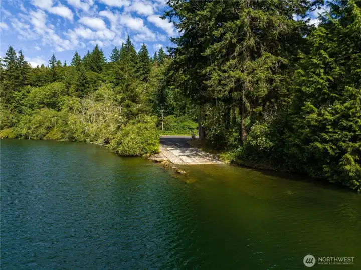 Boat launch is a 2 minute drive from the house.