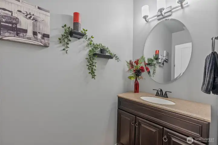 Main floor 1/2 bath