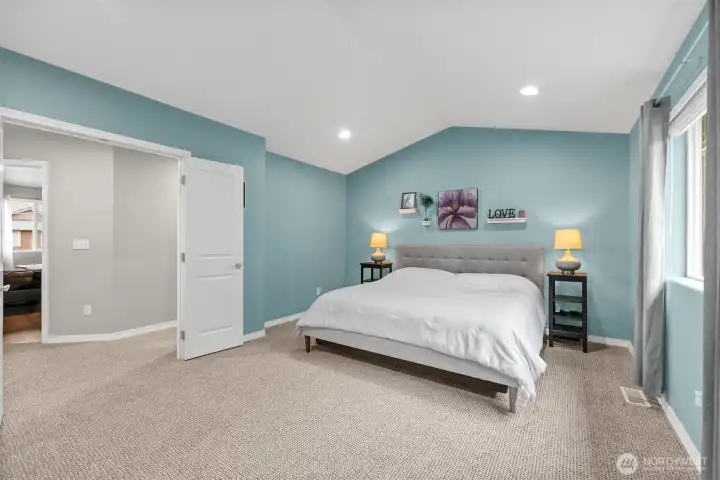 Spacious primary room