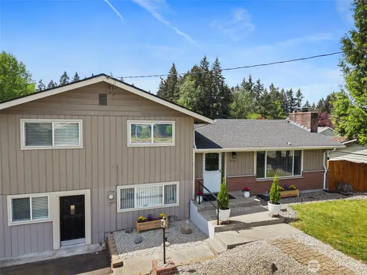 Enjoy space & comfort in this lovingly maintained home situated in a prime locale. The perfect commuter spot is convenient to freeway access, fantastic amenities & coveted Puyallup schools